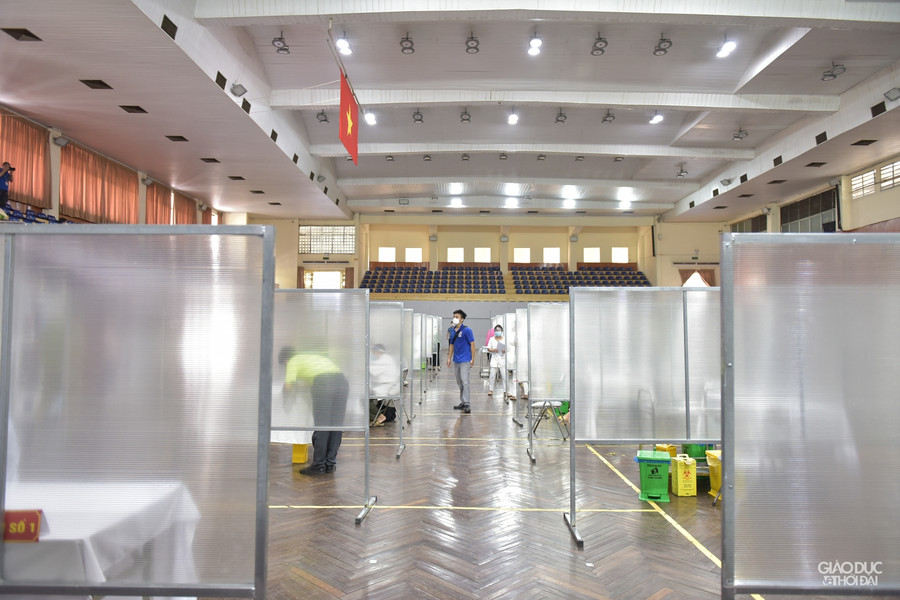 Hà Nội lập vách ngăn tại khu tiêm vắc-xin cho người dân phòng dịch Covid-19 ảnh 5