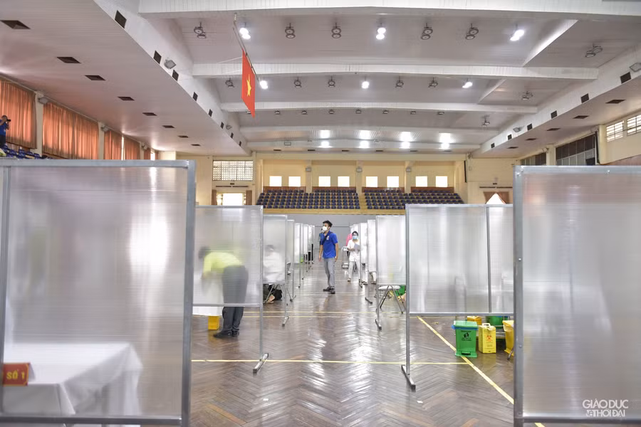 Hà Nội lập vách ngăn tại khu tiêm vắc-xin cho người dân phòng dịch Covid-19 ảnh 5