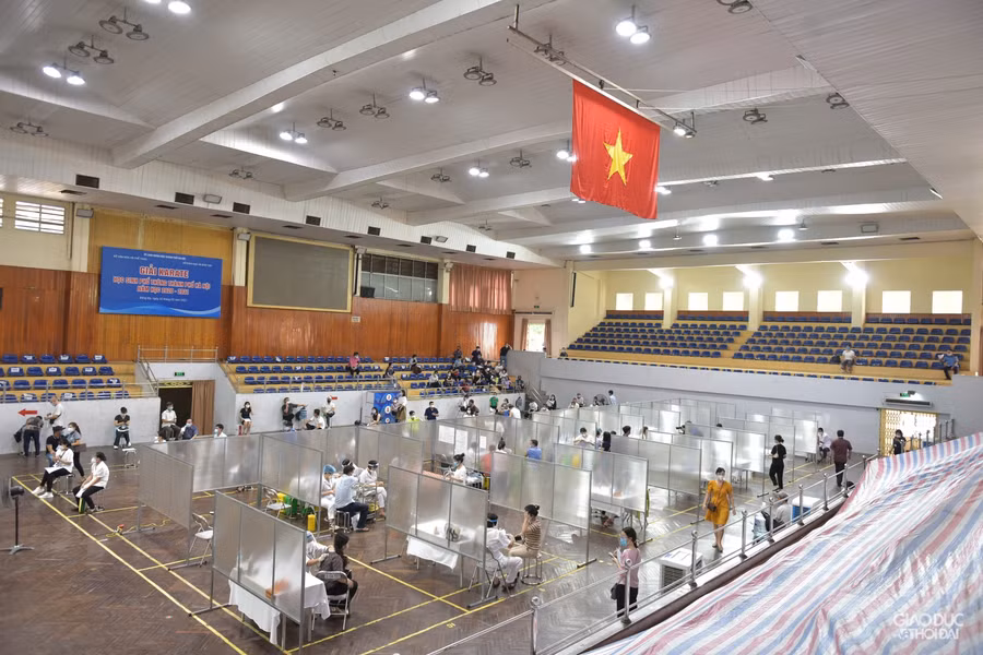 Vách ngăn tại khu tiêm vắc-xin cho người dân phòng dịch Covid-19