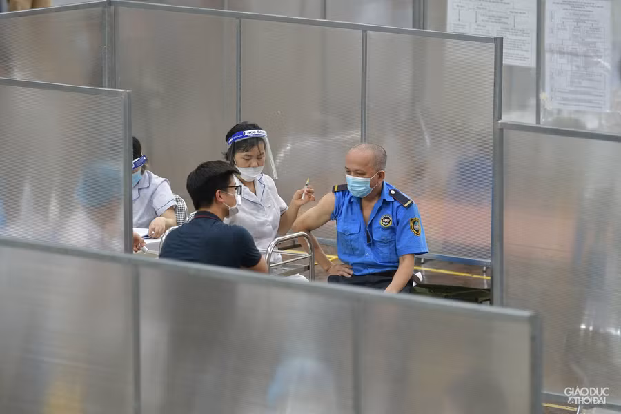 Hà Nội lập vách ngăn tại khu tiêm vắc-xin cho người dân phòng dịch Covid-19 ảnh 12