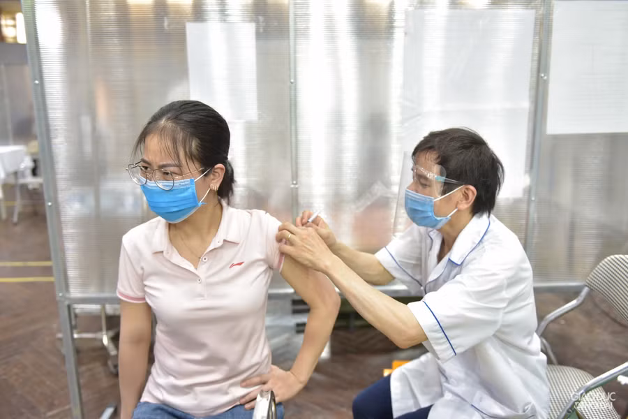 Hà Nội lập vách ngăn tại khu tiêm vắc-xin cho người dân phòng dịch Covid-19 ảnh 8