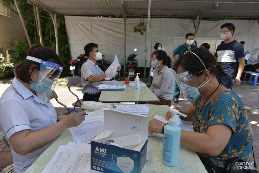 Người dân đến sẽ được xếp hàng để vào trong khu vực tiêm chủng.