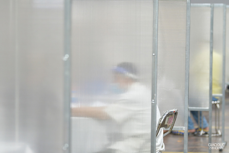 Hà Nội lập vách ngăn tại khu tiêm vắc-xin cho người dân phòng dịch Covid-19 ảnh 15