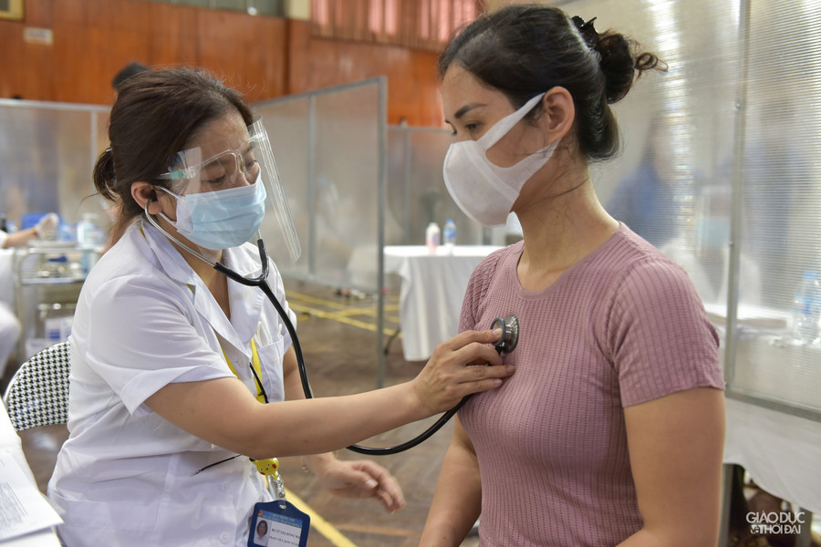 Hà Nội lập vách ngăn tại khu tiêm vắc-xin cho người dân phòng dịch Covid-19 ảnh 2