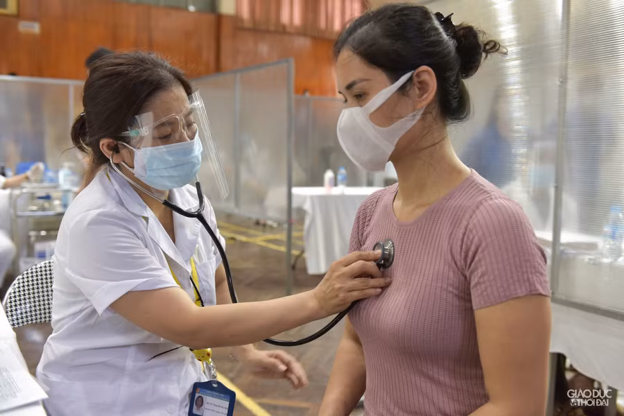 Hà Nội lập vách ngăn tại khu tiêm vắc-xin cho người dân phòng dịch Covid-19 ảnh 2