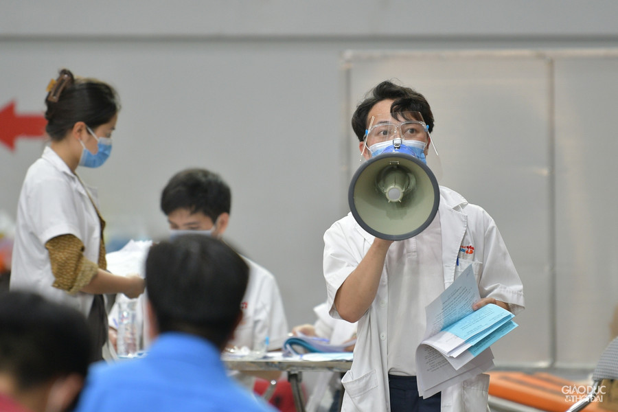 Sau khi tiêm, người dân sẽ ngồi giãn cách khoảng 30 phút, sau đó sẽ có nhân viên y tế gọi theo thứ tự lên để lấy giấy và ra về.