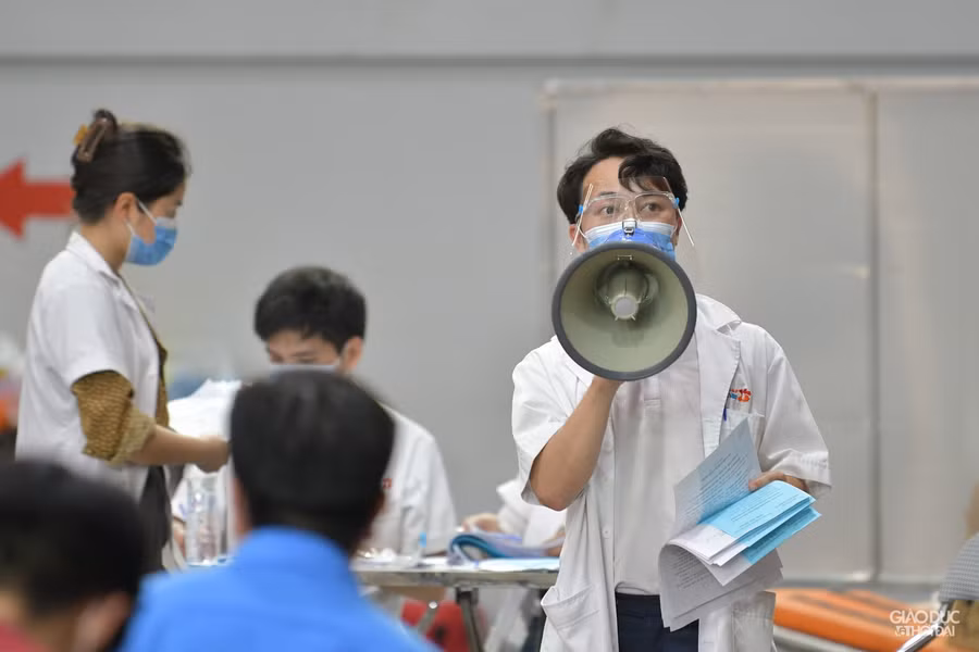 Sau khi tiêm, người dân sẽ ngồi giãn cách khoảng 30 phút, sau đó sẽ có nhân viên y tế gọi theo thứ tự lên để lấy giấy và ra về.