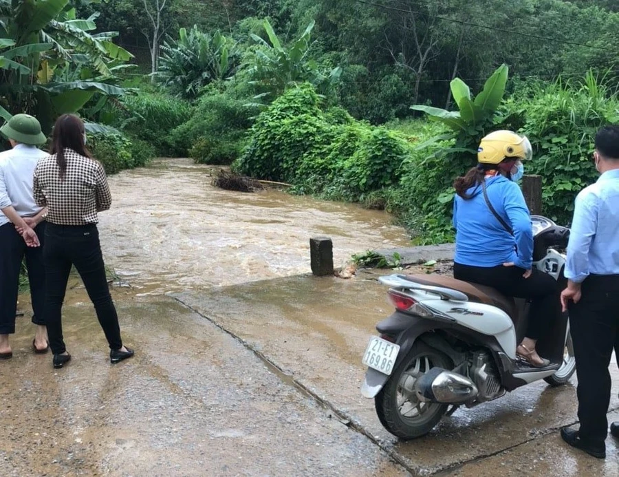 Mưa lớn khiến nước lũ dâng cao tại địa phận xã Yên Thái. Ảnh: Hồng Vân.