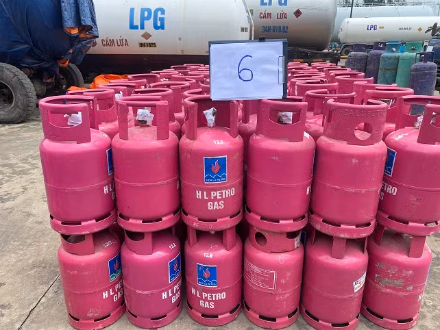 Các bình ga thành phẩm từ quá trình sang chiết ga trái phép.