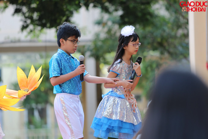 Cùng với đó, những tiết mục vô cùng đặc biệt của những bạn học sinh khiếm thị của trường cũng được hoan nghênh, cổ vũ.