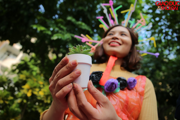 Những cây xanh được trao cho các em với nhiều thông điệp ý nghĩa.