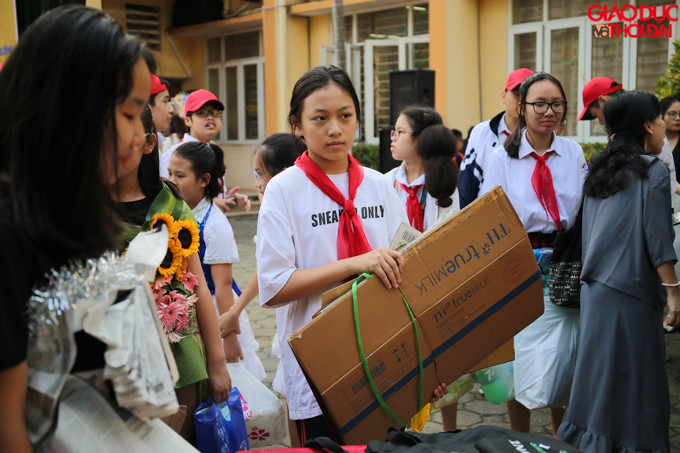 Các học sinh có thể mang tất cả mọi thứ mà các em thu dọn được đến đổi.