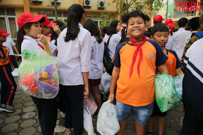 Ngay sau khi kết thúc màn trình diễn thời trang, những học sinh đã mang rác được thu gom đến đổi lấy những cây xanh.