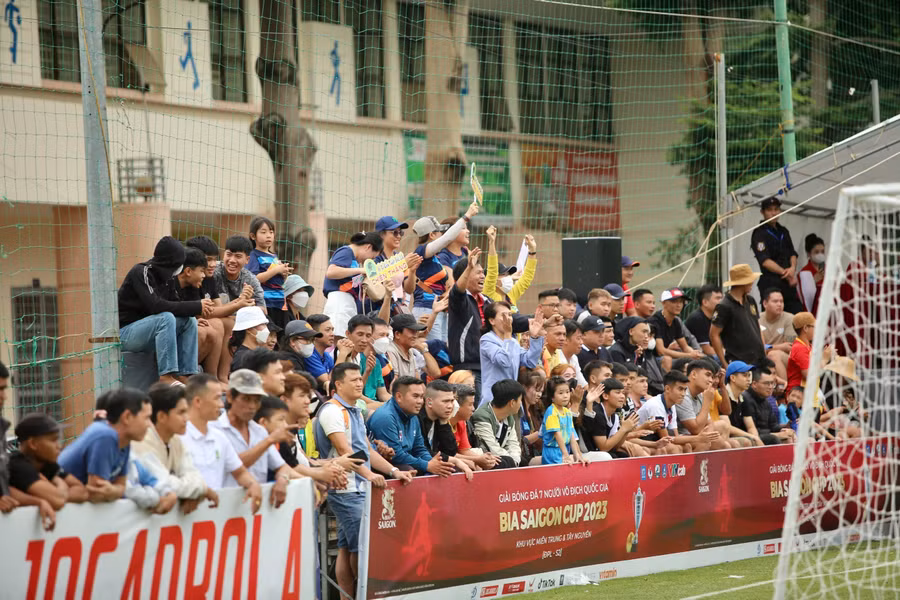 Các trận đấu của giải thường xuyên đón số lượng lớn cổ động viên đến sân cổ vũ (ảnh: TT).