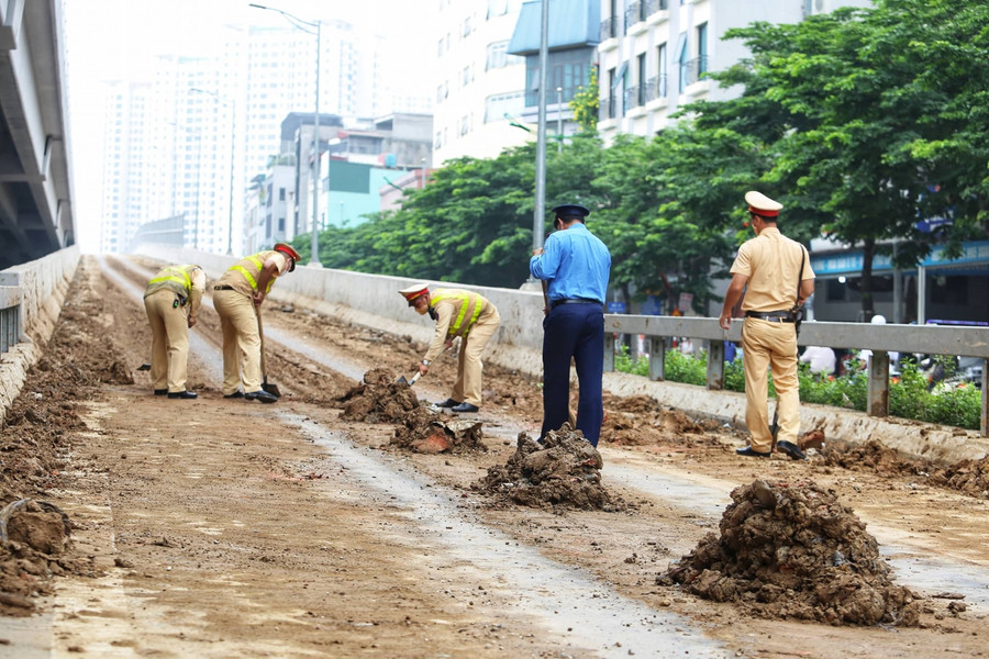 Ngay lập tức, đơn vị đã cử cán bộ chiến sỹ xuống hiện trường đồng thời phối hợp cùng Đội Thanh tra giao thông quận Bắc Từ Liêm đặt biển cảnh báo, phân luồng phương tiện lên đoạn đường dẫn này.