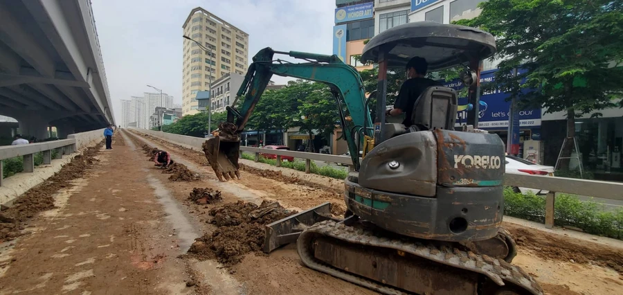 Đường dẫn lên đường Vành đai 3 trên cao "ngập" trong bùn đất.