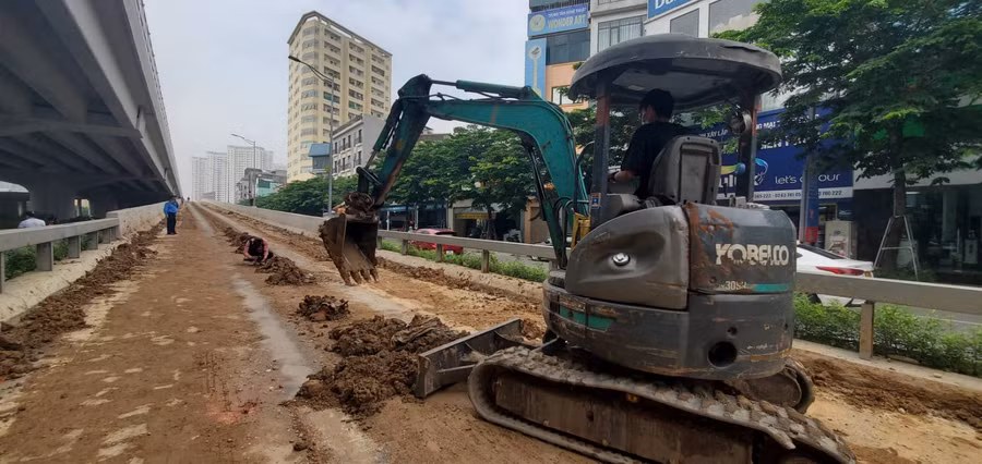 Đường dẫn lên đường Vành đai 3 trên cao "ngập" trong bùn đất.