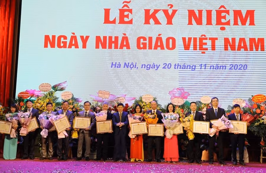 Các nhà giáo nhận khen thưởng tại buổi lễ