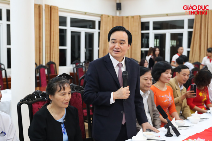 Bộ trưởng Phùng Xuân Nhạ lắng nghe và chia sẻ với các thầy cô. Bộ trưởng Phùng Xuân Nhạ lắng nghe và chia sẻ với các thầy cô.