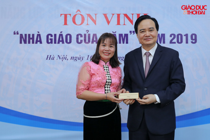 Bộ trưởng Phùng Xuân Nhạ tặng quà các thầy giáo, cô giáo. Bộ trưởng Phùng Xuân Nhạ tặng quà các thầy giáo, cô giáo.