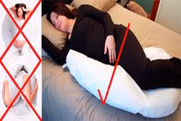 Nằm nghiêng bên trái với gối ôm là tư thế nằm ngủ tốt dành cho bà bầu