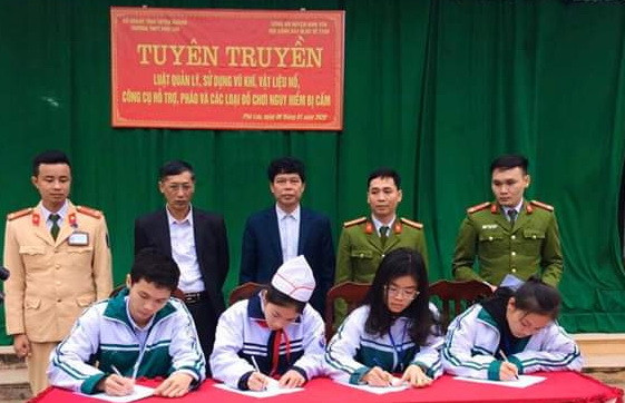 Học sinh ký cam kết thực hiện nghiêm Luật Quản lý sử dụng vũ khí, vật liệu nổ, pháo và luật An toàn giao thông, Luật Phòng chống tác hại của bia rượu