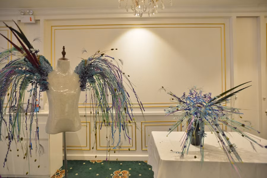 Tác phẩm với màu chàm tím là chủ đạo, sử dụng các nguyên liệu là lông điêu vũ cùng các loại hoa bé cùng màu.