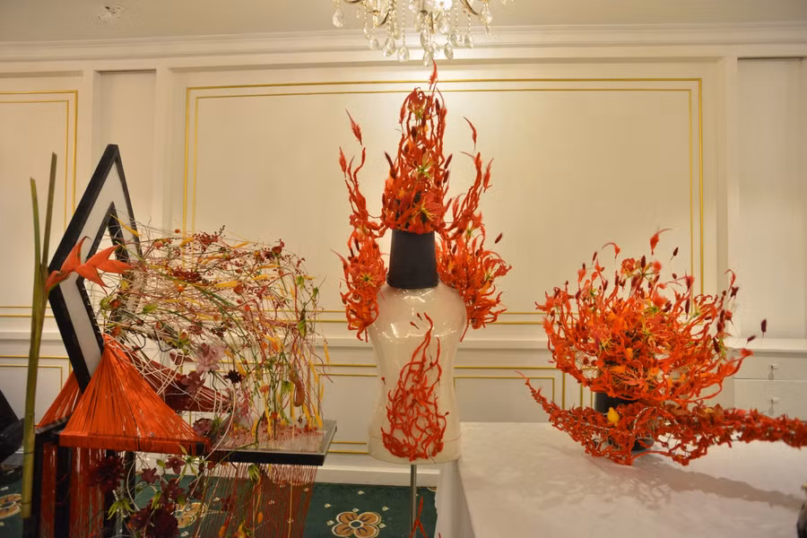 Tác phẩm trưng bày và trình diễn có chủ đề Lửa.