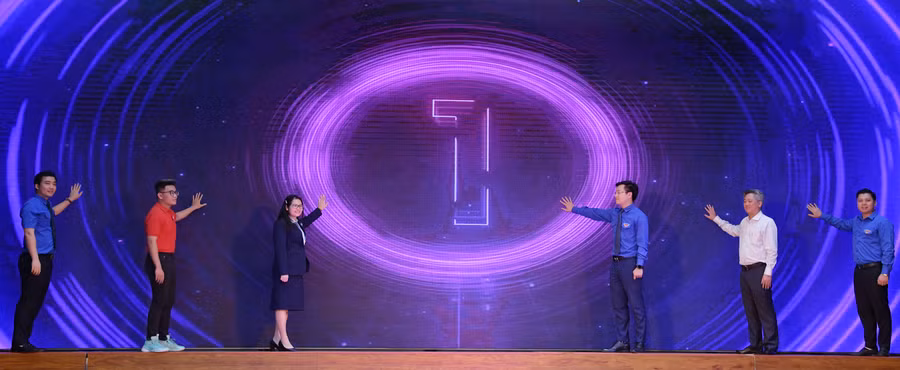 Các đại biểu thực hiện Nghi thức phát động cuộc thi Thử thách công dân số khối THCS Xproject. Các đại biểu thực hiện Nghi thức phát động cuộc thi Thử thách công dân số khối THCS Xproject.