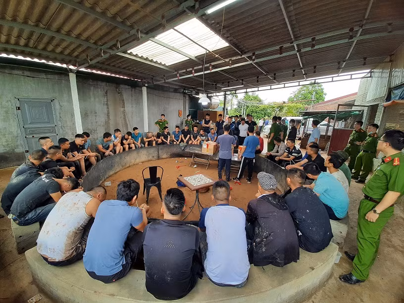 Hàng chục đối tượng có liên quan bị cơ quan công an bắt quả tang.