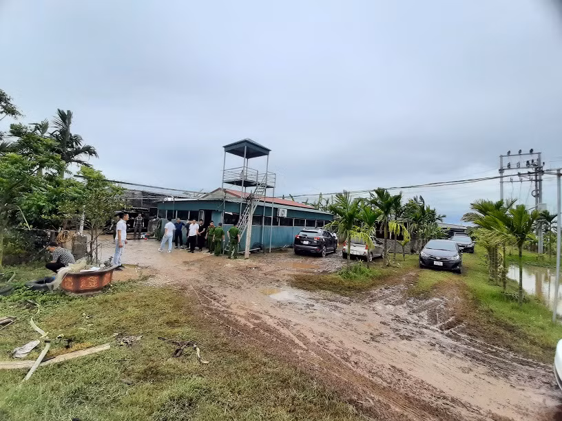 Bên ngoài trang trại được các đối tượng sử dụng làm nơi tụ tập đánh bạc bằng hình thức đá gà.