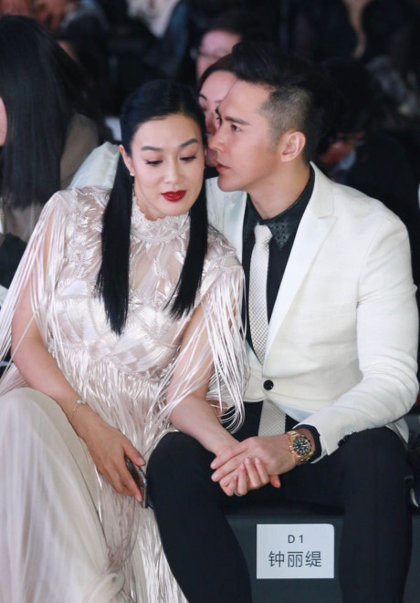 Chung Lệ Đề và chồng trẻ tình tứ đi xem con gái diễn thời trang - Ảnh 3 Chung Le De va chong tre tinh tu di xem con gai dien thoi trang - Anh 3