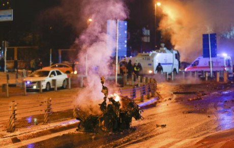 Hiện trường vụ đánh bom đẫm máu tại Istanbul, gần 200 người thương vong - Ảnh 10 Hien truong vu danh bom dam mau tai Istanbul, gan 200 nguoi thuong vong - Anh 10