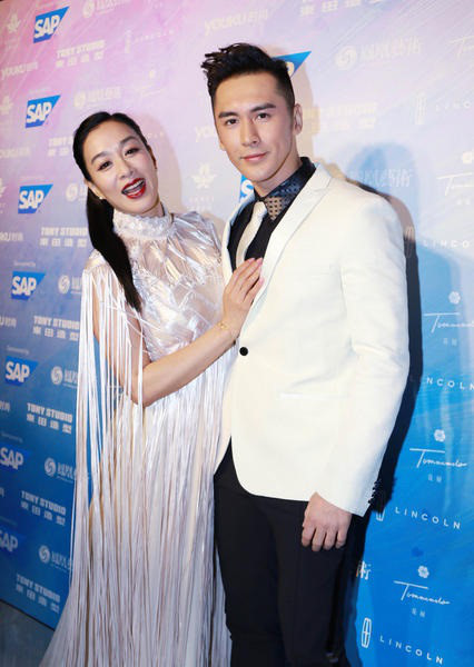 Chung Lệ Đề và chồng trẻ tình tứ đi xem con gái diễn thời trang - Ảnh 8 Chung Le De va chong tre tinh tu di xem con gai dien thoi trang - Anh 8