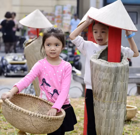 Ao toi, do gom nhieu mau sac tren pho di bo - Anh 11