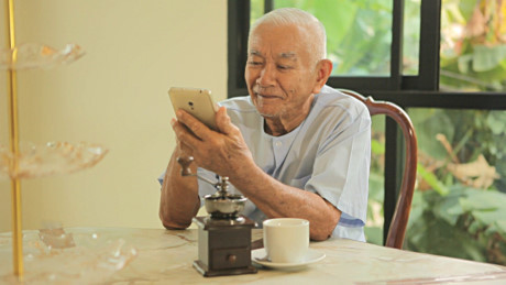 Ảnh siêu hài hước khi cụ già dùng smartphone - Ảnh 11 Anh sieu hai huoc khi cu gia dung smartphone - Anh 11