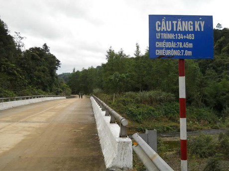 Cười ngất khi đọc tên 10 cây cầu chỉ có ở Việt Nam - Ảnh 2 Cuoi ngat khi doc ten 10 cay cau chi co o Viet Nam - Anh 2