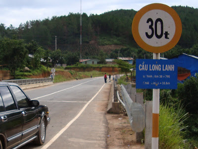 Cười ngất khi đọc tên 10 cây cầu chỉ có ở Việt Nam - Ảnh 3 Cuoi ngat khi doc ten 10 cay cau chi co o Viet Nam - Anh 3