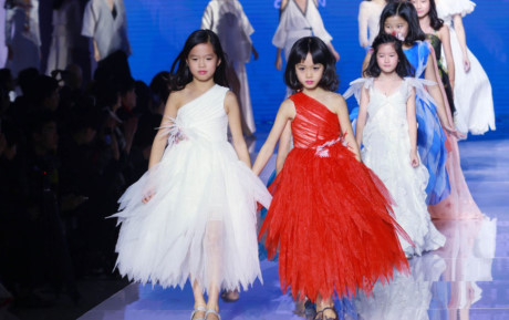 Chung Lệ Đề và chồng trẻ tình tứ đi xem con gái diễn thời trang - Ảnh 5 Chung Le De va chong tre tinh tu di xem con gai dien thoi trang - Anh 5