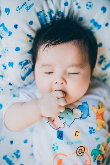 Be con cuc dang yeu cua cap doi 5 nam di khap noi chay chua hiem muon - Anh 2