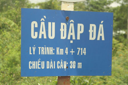 Cười ngất khi đọc tên 10 cây cầu chỉ có ở Việt Nam - Ảnh 1 Cuoi ngat khi doc ten 10 cay cau chi co o Viet Nam - Anh 1