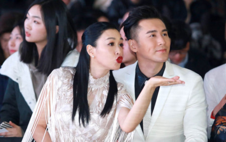 Chung Lệ Đề và chồng trẻ tình tứ đi xem con gái diễn thời trang - Ảnh 2 Chung Le De va chong tre tinh tu di xem con gai dien thoi trang - Anh 2