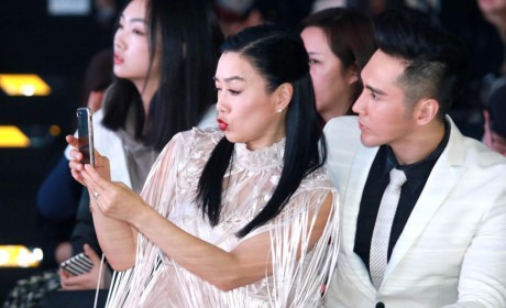 Chung Lệ Đề và chồng trẻ tình tứ đi xem con gái diễn thời trang - Ảnh 4 Chung Le De va chong tre tinh tu di xem con gai dien thoi trang - Anh 4