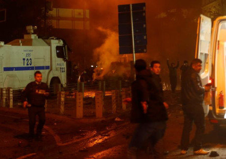 Hiện trường vụ đánh bom đẫm máu tại Istanbul, gần 200 người thương vong - Ảnh 3 Hien truong vu danh bom dam mau tai Istanbul, gan 200 nguoi thuong vong - Anh 3
