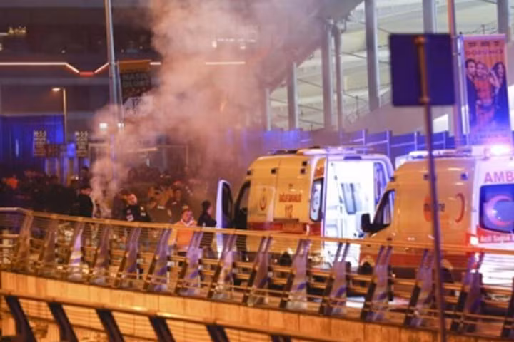 Hiện trường vụ đánh bom đẫm máu tại Istanbul