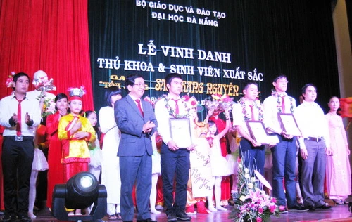 Vinh danh thủ khoa và sinh viên xuất sắc năm 2012