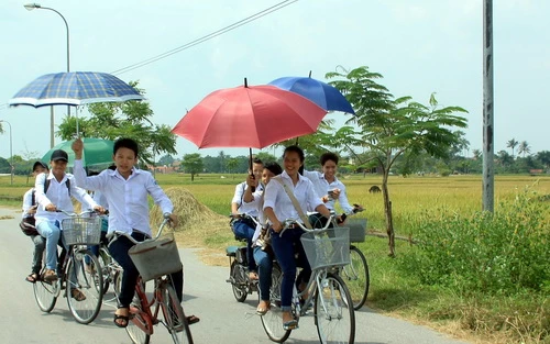 Hình ảnh đẹp của học sinh Trung học tan trường trong nắng thu