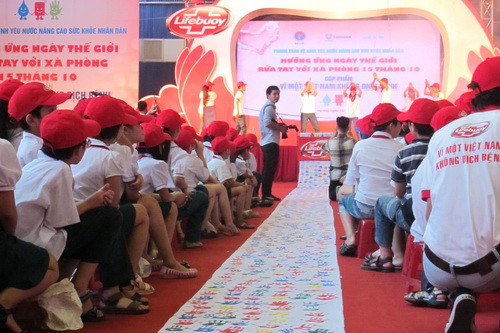 HS của 59 trường tiểu học tại 6 thành phố lớn đã tham gia đóng dấu cam kết rửa tay với xà phòng. Ảnh: V.Văn HS của 59 trường tiểu học tại 6 thành phố lớn đã tham gia đóng dấu cam kết rửa tay với xà phòng. Ảnh: V.Văn