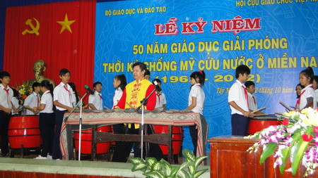 Một tiết mục văn nghệ -trống hội đậm chất dân tộc, giàu truyền thống của nghệ nhân Đức Dậu và các em học trường phổ thông thực nghiệm Tây Ninh Một tiết mục văn nghệ -trống hội đậm chất dân tộc, giàu truyền thống của nghệ nhân Đức Dậu và các em học trường phổ thông thực nghiệm Tây Ninh