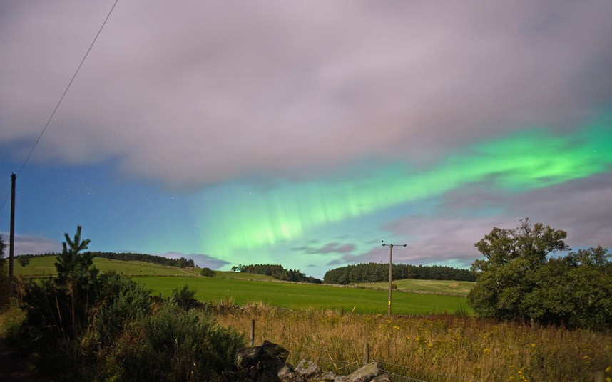 Những hình ảnh ấn tượng trong tuần ảnh 2 An Aurora Borealis display is captured over Royal Deeside in Aberdeen, Scotland